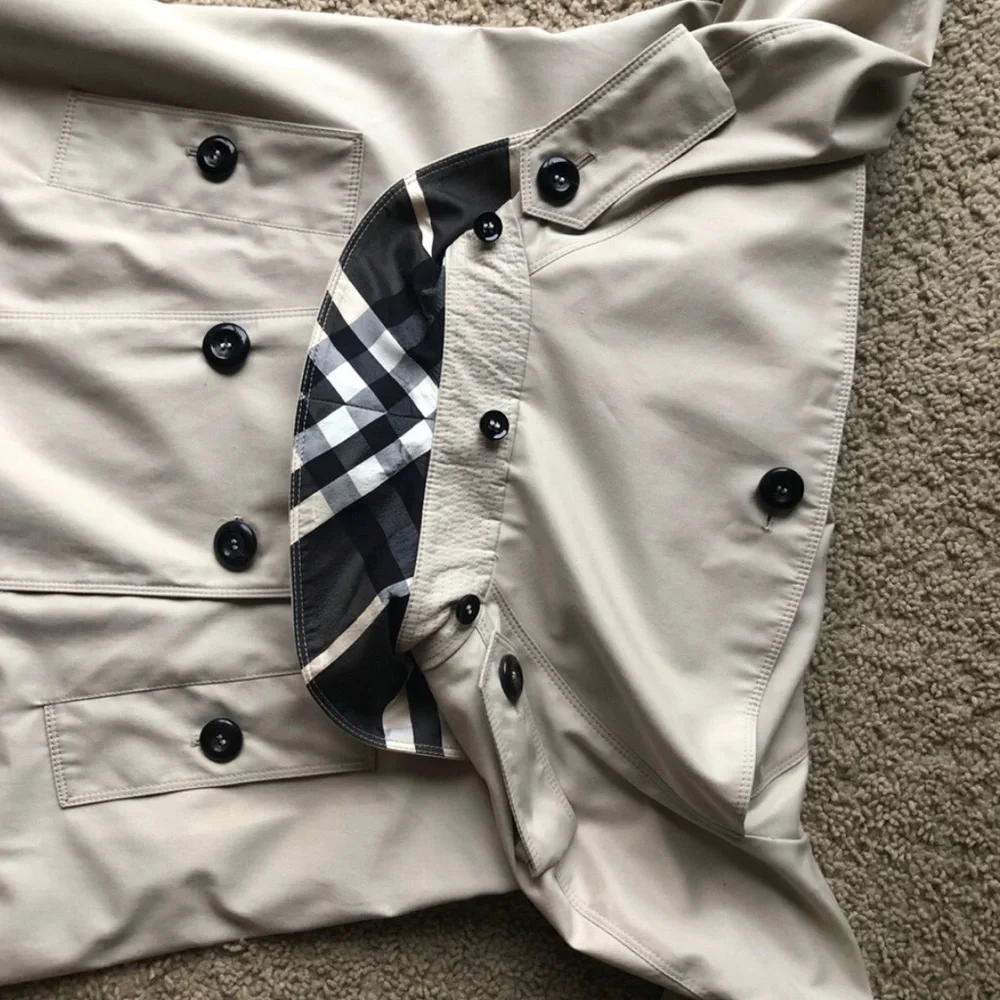 Burberry Classic Women's Double-Breasted Trench Coat - Cream. Size 10 - Picture 12 of 16